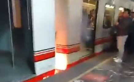 VIDEO Reportan incendio en tren de Línea A del Metro; hay gran afluencia de pasajeros en Pantitlán