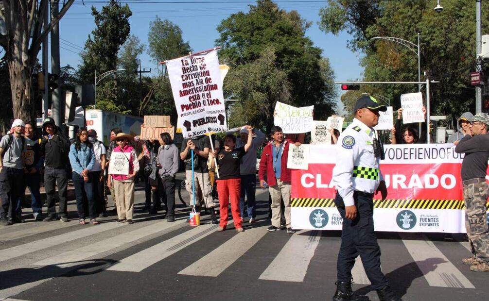 Alrededor de 25 habitantes de los pueblos de Santa Úrsula Xitla
bloquearon avenida Insurgentes, a la altura del Metrobús Fuentes Brotantes de la Línea 1 (26/11/2024). Foto: Rafa García / EL UNIVERSAL