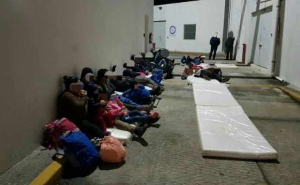 Rescatan en Tabasco a 138 migrantes centroamericanos que estaban dentro un tráiler
