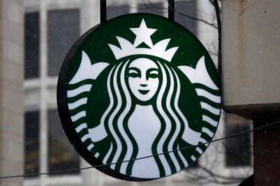 Tras incidente racista en Filadelfia, Starbucks adopta política de puertas abiertas
