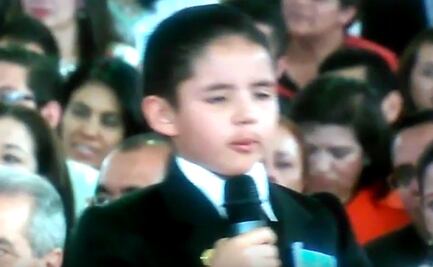 Niño pide maestros "que no estén nomás con el teléfono"