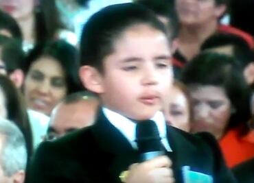 Niño pide maestros "que no estén nomás con el teléfono"