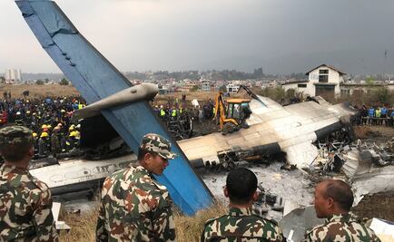 Rescatan a 30 personas por accidente de avión en Nepal; hay 7 muertos