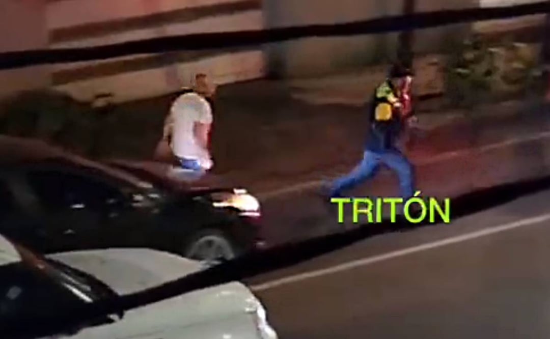 Foto: Captura de pantalla/ El Universal/ En la grabación que circula en redes se observa al conductor persiguiendo al elemento