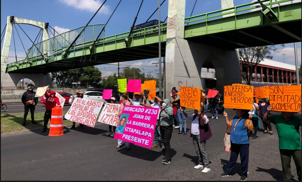 Locatarios de algunos mercados públicos de Iztapalapa bloquean la lateral de calzada Zaragoza, a la altura de Tepalcates, en dirección al centro de la Ciudad de México, el miércoles 30 de julio de 2025