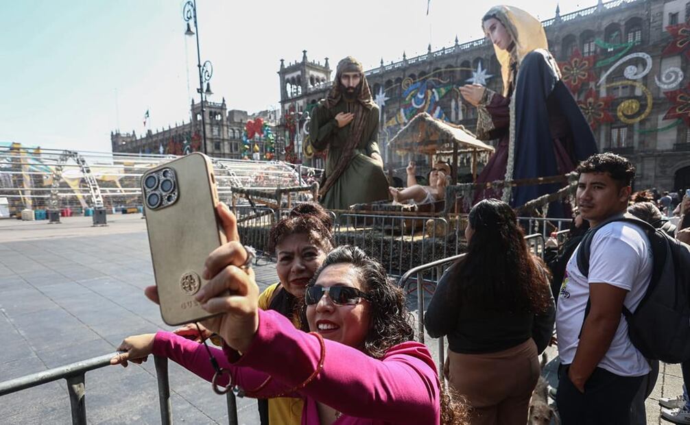 Decenas de capitalinos llegan al Zócalo en navidad, 25 de diciembre de 2024. Foto: Gabriel Pano/EL UNIVERSAL