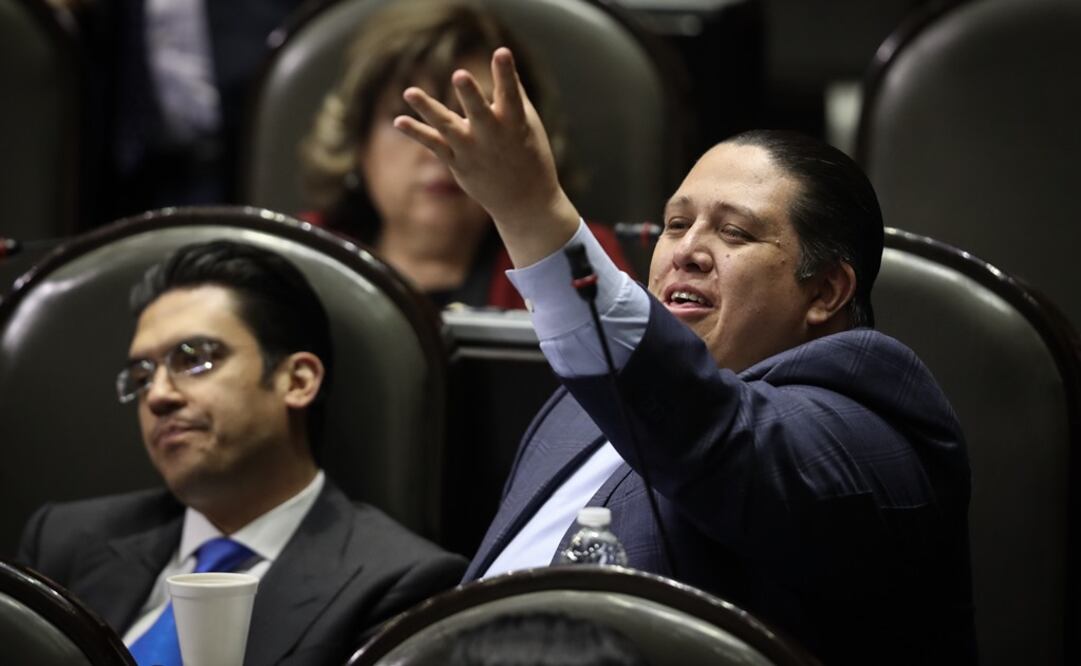 El diputado panista, Luis Alberto Mendoza, hace señas a Mayer al negarse a contestar una pregunta. Foto: Juan Carlos Reyes García