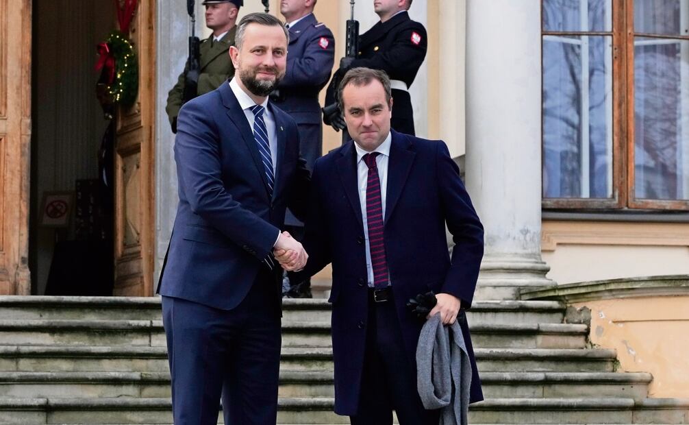 El ministro de Defensa de Polonia, Wladyslaw Kosiniak-Kamysz (izq.) y el ministro de las Fuerzas Armadas de Francia, Sebastien Lecornu. (10/02/2025) Foto: Czarek Sokolowski | AP