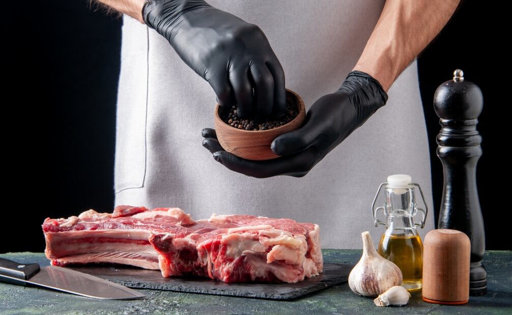La carne se debe cocer con calor para eliminar patógenos y microorganismos dañinos. Foto: Freepik