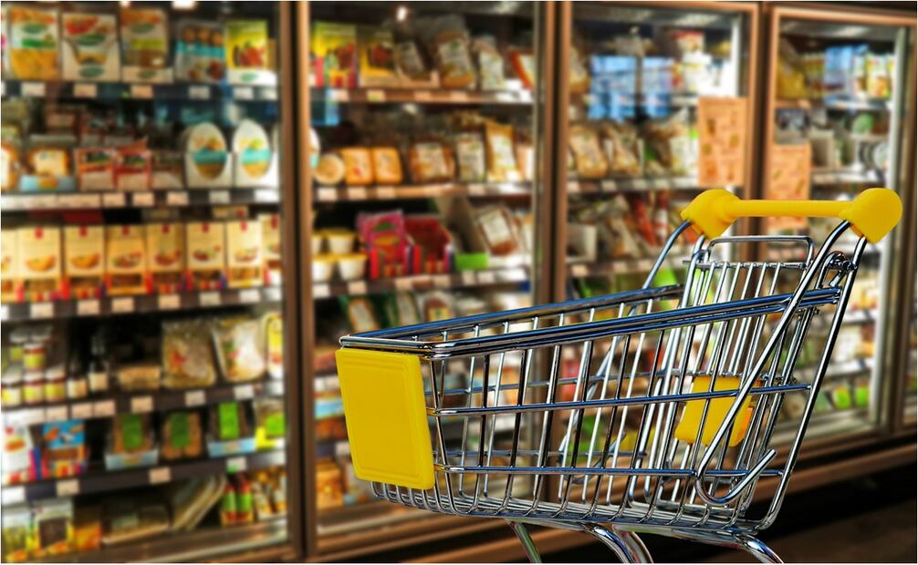 Abarrotes, alimentos, bebidas y hielo reportaron una caída mensual de 1.7%. Foto: Pixabay