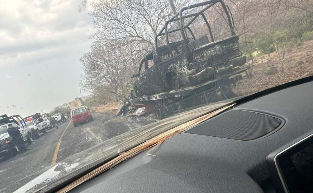 El CJNG interceptó una grúa que transportaba una patrulla de la Guardia Civil y le prendió fuego a ambos (24/05/2025). Foto: Especial