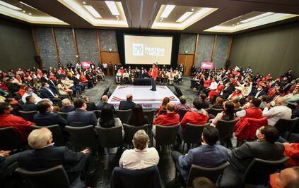 En sede alterna, dirigencia del PRI se reúne con líderes, legisladores y presidentes municipales electos