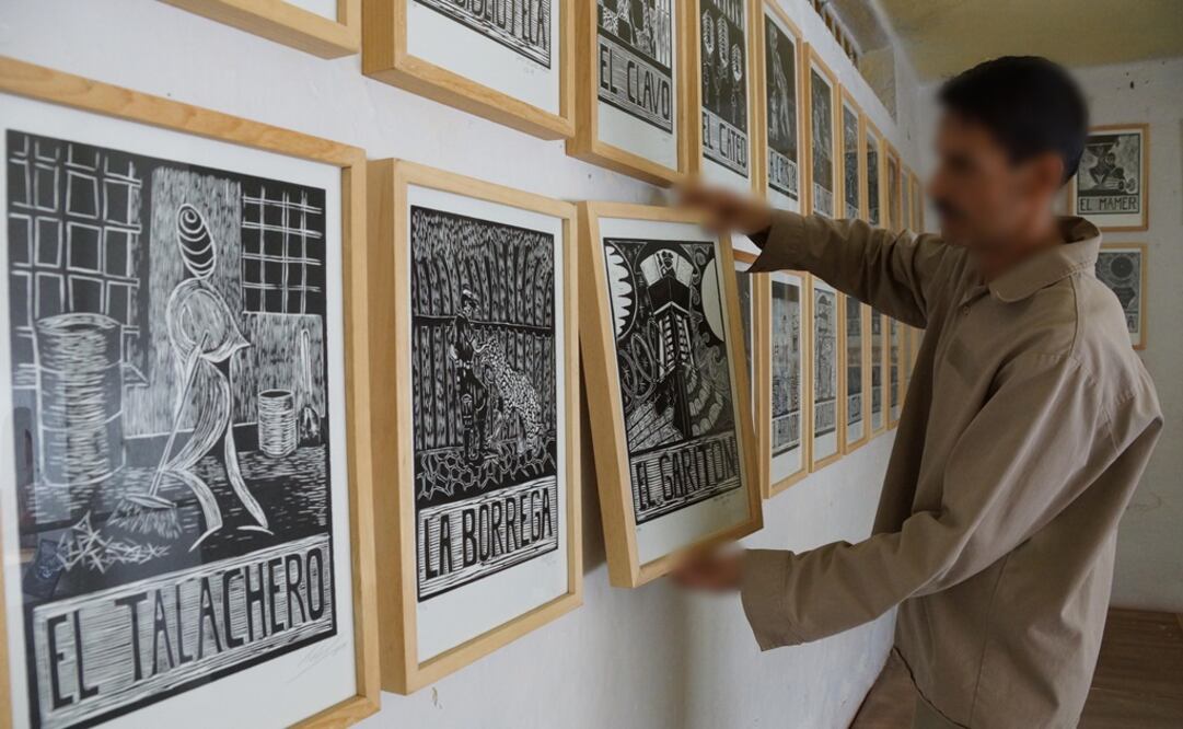 En el taller Gráfica Siqueiros, que fue creado hace un año, trabajan alrededor de 25 internos al día, actualmente elaboran la Lotería Canera. (FOTO: Edwin Hernández. EL UNIVERSAL)