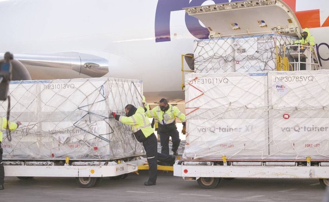 Con la llegada del cargamento del biológico Moderna, ayer por la mañana, al Aeropuerto Internacional de Toluca, se dará continuidad a la estrategia de vacunación, señaló Jens Lohmann Iturburu, director de Birmex. Foto: Claudia González/ EL UNIVERSAL.