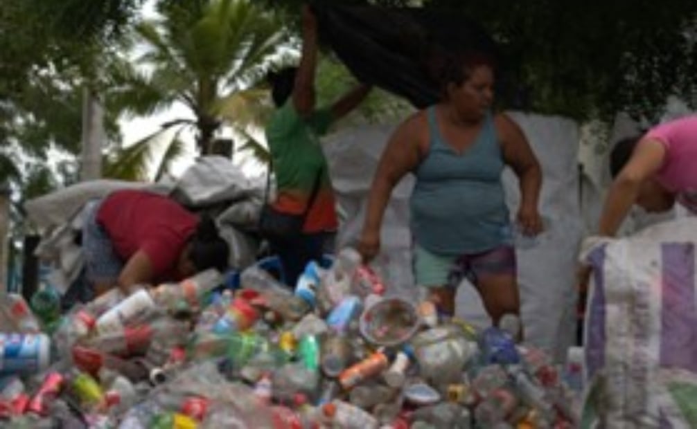 : De izquierda a derecha Rosalba, Maura, Carmela e Isabel separando los materiales reciclables en el centro de acopio. Fotos: de Aldo Sotelo