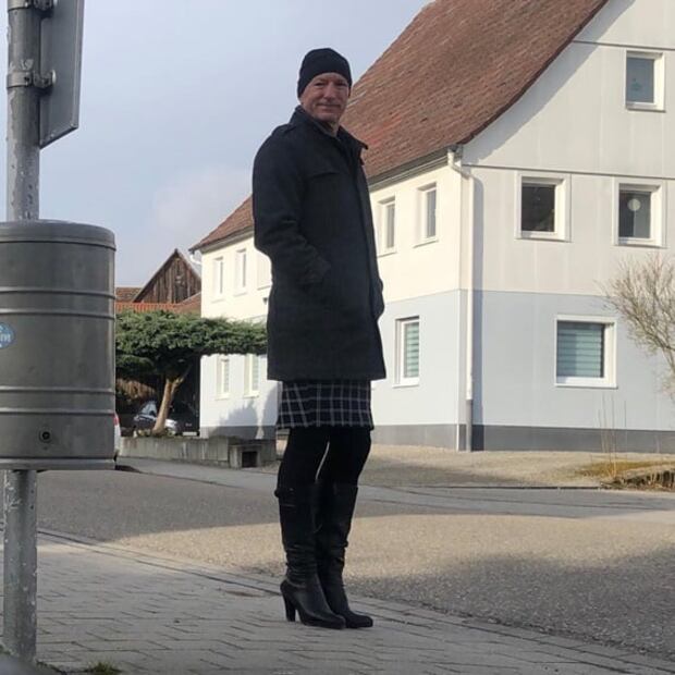 Mark Bryan: el hombre que se hizo viral por usar faldas y zapatillas
