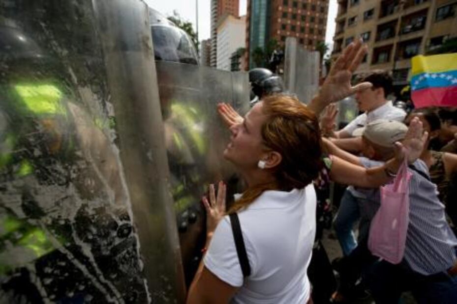 Policía reprime marcha opositora en Venezuela