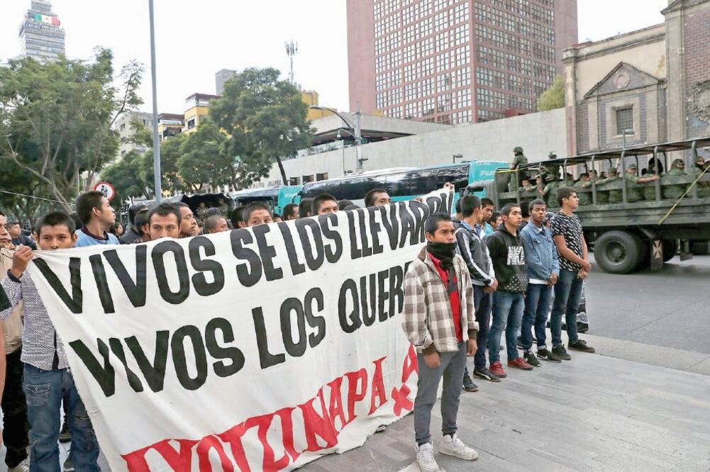 Organizaciones civiles, colectivos y padres de familias de los 43 normalista s desaparecidos realizaron ayer un “Anti Grito” en el Hemiciclo a Juárez. (JUAN CARLOS REYES. EL UNIVERSAL)