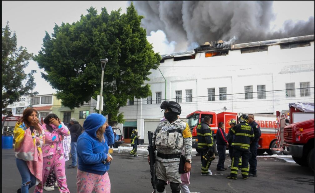 Un fuerte Incendio se registra en una bodega ubicada en la avenida Ferrocarril de Cintura y la calle Mineros en la colonia Morelos, alcaldía Cuauhtémoc, el martes 8 de julio de 2025. Foto: Luis Camacho/EL UNIVERSAL