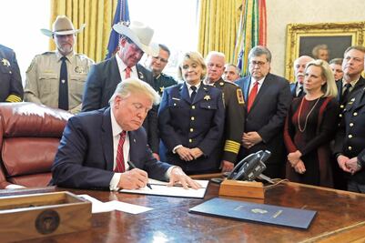 Trump veta bloqueo del Congreso a emergencia