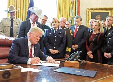 Trump veta bloqueo del Congreso a emergencia