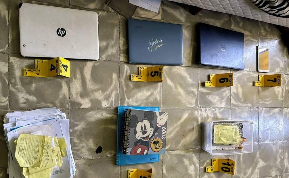 En la agencia de viajes en Nuevo León, se hallaron laptops, celulares y recibos de pagos (17/07/2025). Foto: Especial