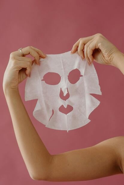 Usa productos faciales con ácido hialurónico para hidratar la piel. Foto: Pexels