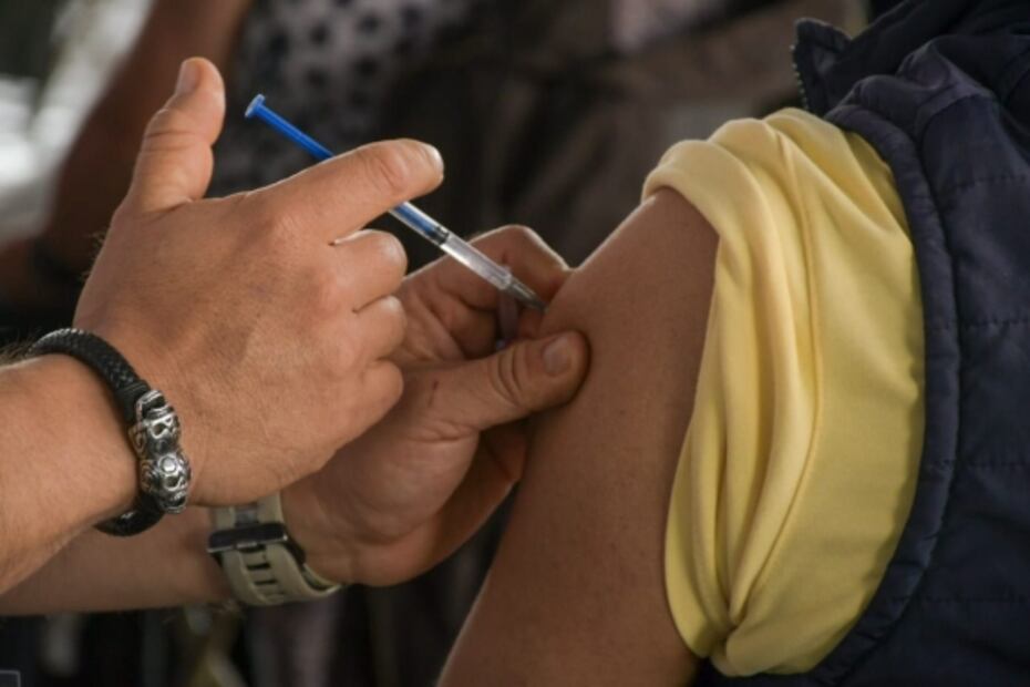Trasladan a hospital a adulto que esperaba ser inmunizado contra Covid-19 en Neza