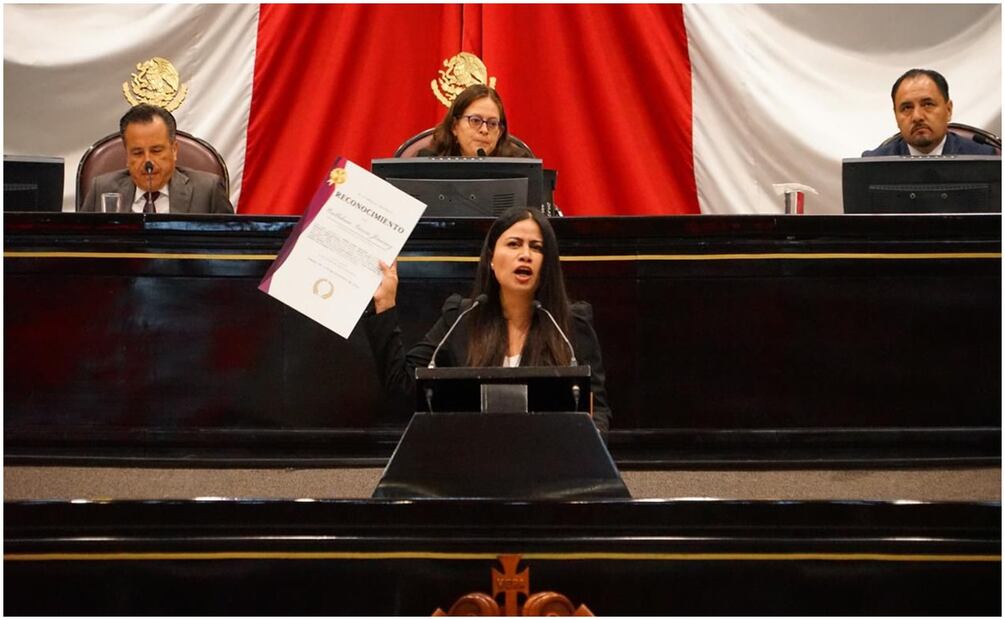 Diputados hicieron entrega de un reconocimiento por su mal desempeño como Gobernador de Veracruz (29/11/2024). Foto: Especial