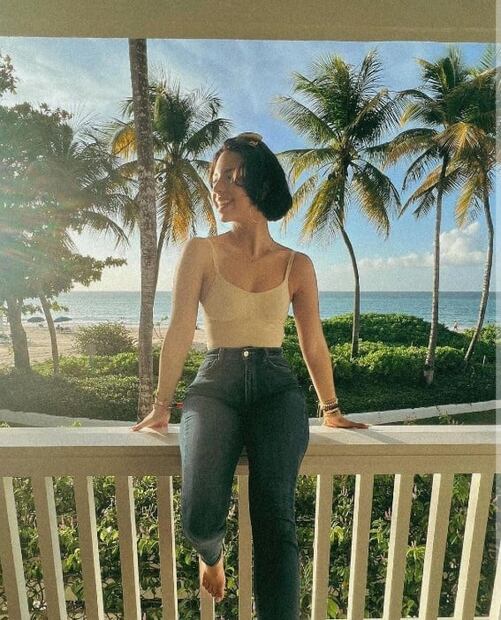 Ángela Aguilar impone tendencia con body color nude desde Puerto Rico
