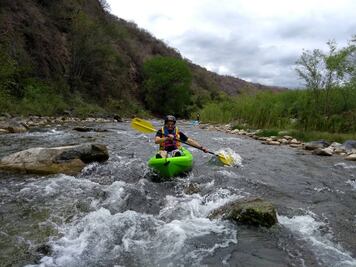 Sierra Gorda: tubing para principiantes en los rápidos de un río