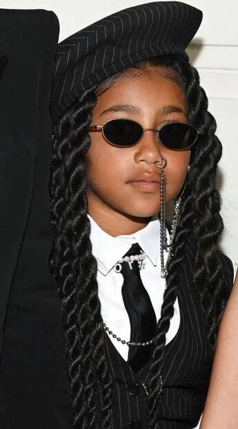 North West, la hija de Kim Kardashian, se muestra ¡harta de los fotógrafos!
