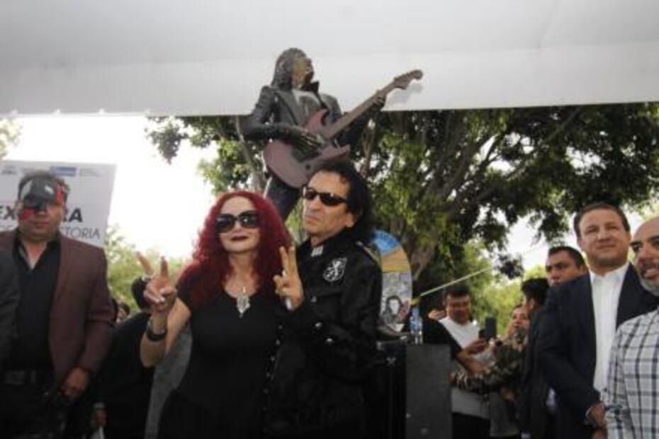 Al grito de “¡Que viva el rock and roll!” develan estatua de Alex Lora en Puebla