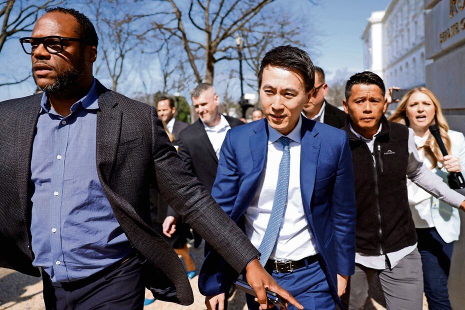 Shou Zi Chew, CEO de TikTok (centro), sale del edificio de oficinas del
Senado, luego de una reunión en Washington. Foto: AFP