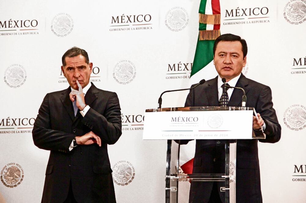Gabino Cué, gobernador de Oaxaca, y Miguel Ángel Osorio Chong, titular de la Secretaría de Gobernación, ayer en rueda de prensa por el caso Nochixtlán (GERMÁN ESPINOSA. EL UNIVERSAL)