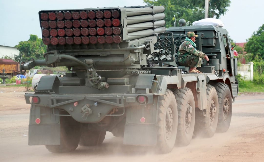 Soldados camboyanos montados en un lanzacohetes múltiple autopropulsado en la provincia de Oddar Meanchey, Camboya, el 25 de julio de 2025. Las tropas camboyanas tomaron posiciones cerca de la línea del frente durante los combates con las fuerzas tailandesas por una zona fronteriza en disputa. (24/07/25) Foto: EFE
