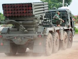 Continúan enfrentamientos entre Tailandia y Camboya en la frontera; piden a población evacuar sus hogares
