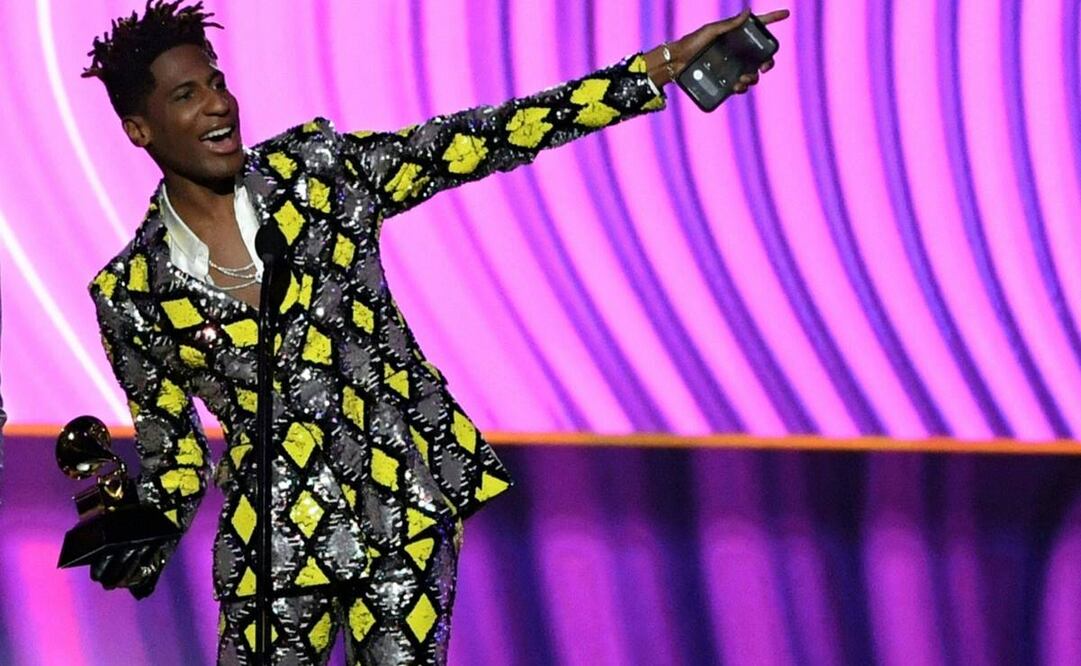 Jon Batiste recibió cuatro gramófonos, incluyendo el de mejor video musical. Foto: AFP