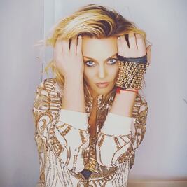 Y la peor vestida de la semana es… Fey en traje de baño y chamarra