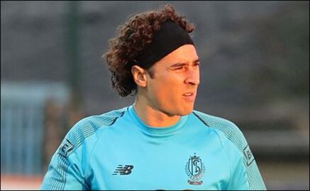 Ochoa titular en el empate del Standard Lieja