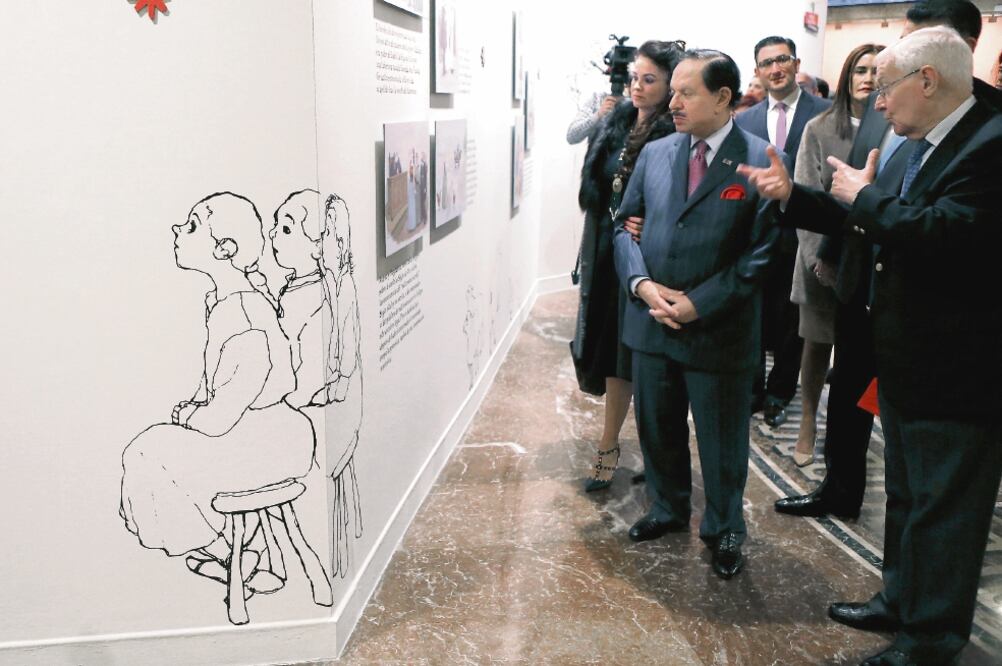 El Licenciado Juan Francisco Ealy Ortiz, Presidente Ejecutivo y del Consejo de Administración de EL UNIVERSAL, recorrió ayer el Instituto Cervantes acompañado de su esposa Perla Díaz, y del director de ese lugar, Vicente García (JUAN CARLOS ROJAS)