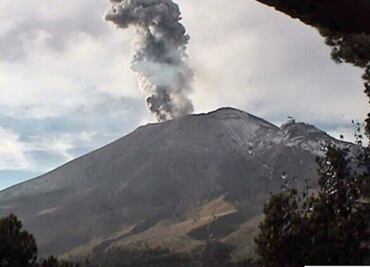 Popocatépetl registra explosión con fumarola de 1.7 kilómetros de altura