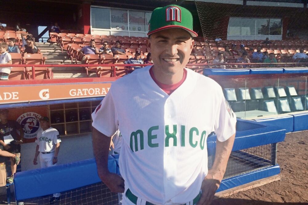 El manager Édgar González tuvo que hacer ajustes pertinentes en la novena. (ARIEL VELÁZQUEZ. EL UNIVERSAL)