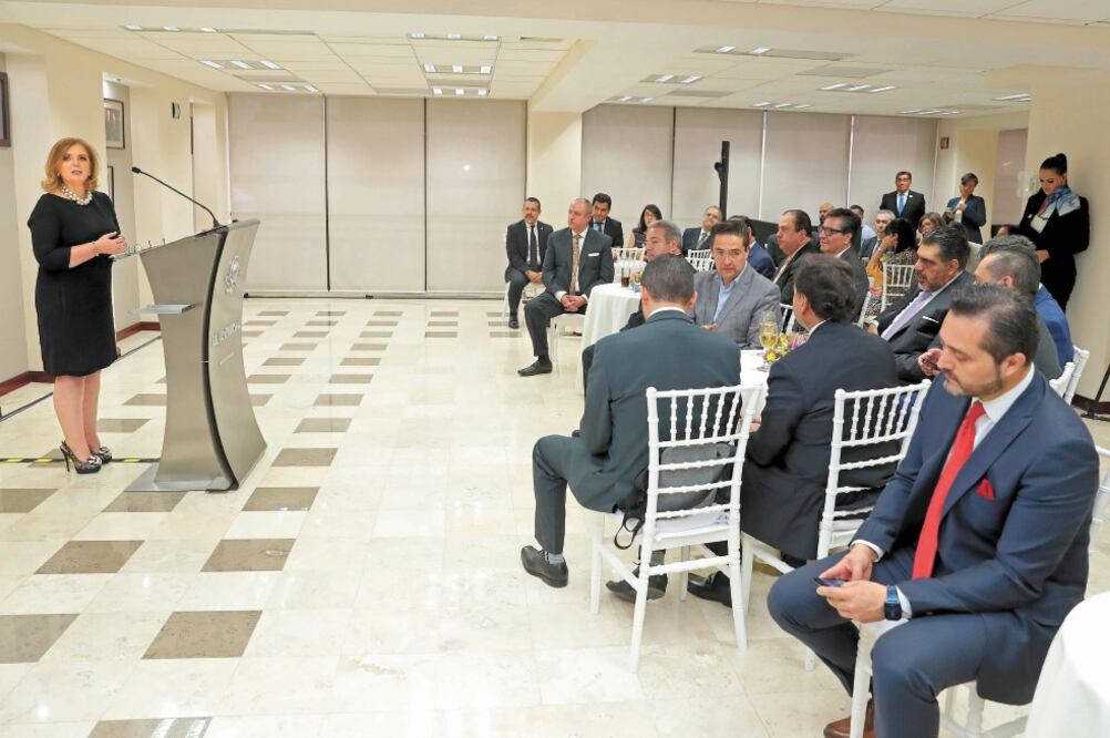 El Licenciado Juan Francisco Ealy Ortiz recibió un reconocimiento y una escultura por su labor periodística de 50 años, de manos de Conchita Pedrajas (en la foto), directora de la asociación CIOS Mexicanos. Foto: JUAN BOITES