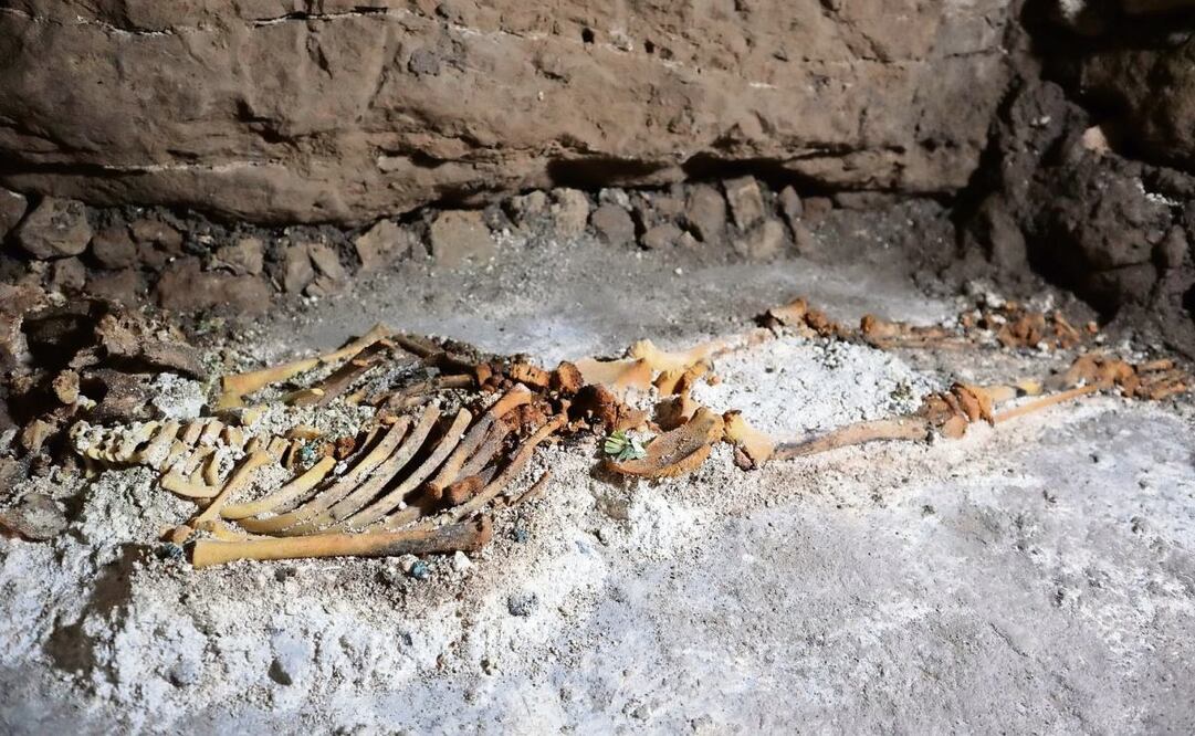 Restos del cuerpo de un infante, localizado en el entierro H1 bajo la iglesia de Hueypoxtla. Foto: INAH (27/12/2024)