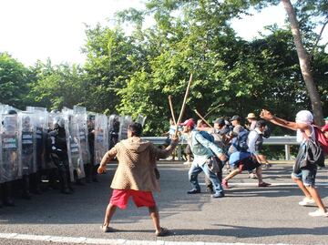 Caravana migrante se enfrenta contra integrantes de la Guardia Nacional en Chiapas
