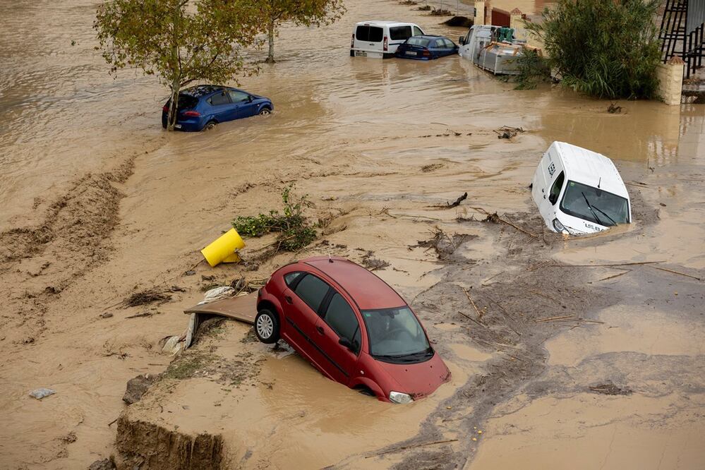 Coches en la localidad malagueña de Álora tras el desborde del río Guadalhorce debido a las lluvias torrenciales a consecuencia del paso de la dana que también ha ocasionado el descarrilamiento de un AVE en este municipio y que ha dejado en Andalucía innumerables incidencias. Foto: EFE