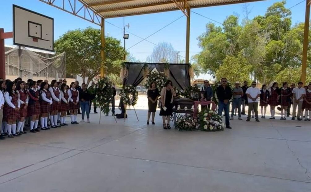 Realizan homenaje a la maestra y directora de secundaria, Francisca Guadalupe Pérez Espinoza, en Baja California Sur (10/07/2025). Foto: Especial