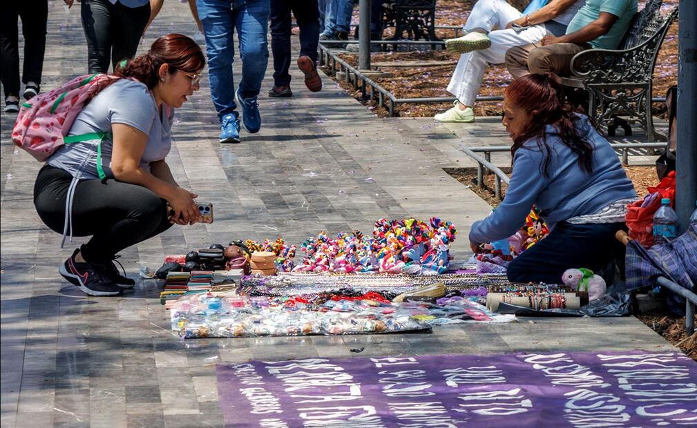 Artesanías producidas en serie se venden en los alrededores del Zócalo; así como en plazas, mercados y la Alameda Central de la Ciudad de México, el 26 de marzo de 2025. Foto: Yaretzy M. Osnaya/EL UNIVERSAL