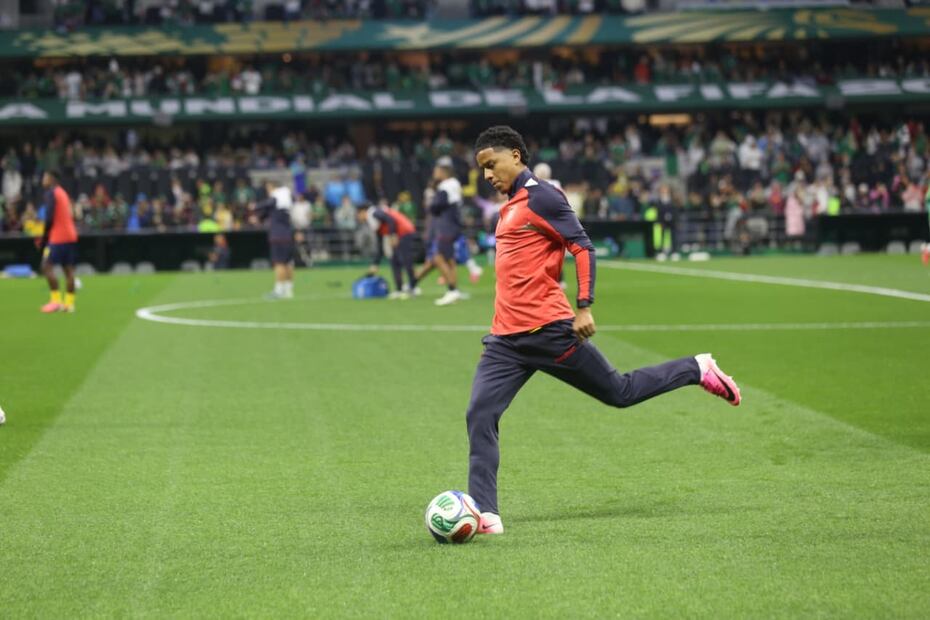 Selección de Ecuador en calentamiento, previo al partido contra la Selección Mexicana - Foto: Luis Camacho | EL UNIVERSAL